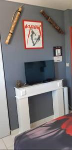 TV a/nebo společenská místnost v ubytování Chambre à louer dans villa St Clair-V-vue étang Thau