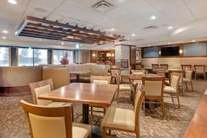 um restaurante com mesas e cadeiras em uma sala em Best Western PLUS Port O'Call Hotel em Calgary