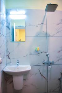 A S Manzil Lounge في تريفاندروم: حمام مع حوض ومرآة