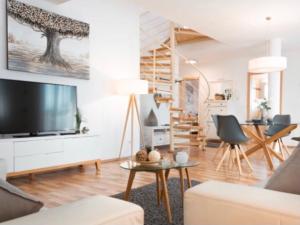 salon z kanapą i telewizorem w obiekcie Ferienwohnung Prestige 1 w mieście Friedrichshafen