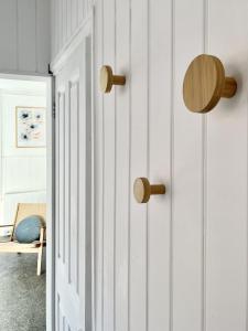 białe drzwi z drewnianymi uchwytami w pokoju w obiekcie Gloucester Serviced Apartments w mieście Gloucester