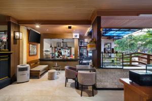 Area tempat duduk di Grand Istana Rama Hotel