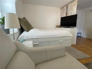 En eller flere senger på et rom på May-Apartment Köln zentrale Ferienwohnung