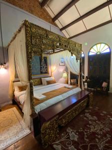 1 dormitorio con cama con dosel en una habitación en ke-lan-tan House en George Town