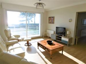 a living room with a couch and a tv at Appartement 4 pièces 6 personnes Vue imprenable sur l'océan - STERENN in Sarzeau