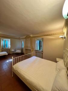 にあるBorgo BiancoMatilde - Locandaのベッドルーム1室(白い大型ベッド1台付)