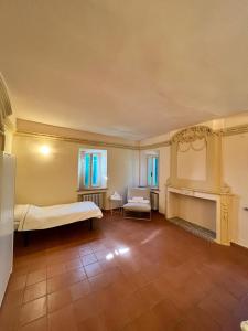にあるBorgo BiancoMatilde - Locandaのベッドと暖炉付きの広い客室です。
