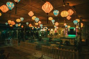 restauracja z papierowymi latarniami wiszącymi na suficie w obiekcie Đại Dương La Gi Homestay & Coffee w mieście La Gi