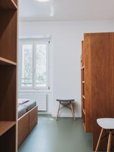 Cette chambre comprend un lit, une fenêtre et une table. dans l'établissement Montreux Youth Hostel, à Montreux