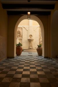 un couloir vide avec une fontaine dans un bâtiment dans l'établissement Relais - Palazzo Greco Stella, à Lamezia Terme