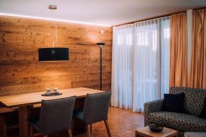 Apartment Auenfeld في شروكين: غرفة طعام مع طاولة وكراسي وتلفزيون