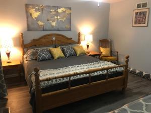 - une chambre avec un lit en bois, 2 tables et 2 lampes dans l'établissement Red Brick Country Inn, à Columbus