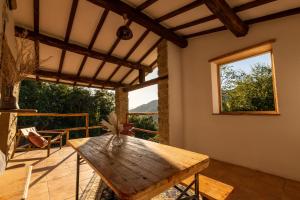 um quarto com uma mesa de madeira e uma janela em novanta nature retreat em Bibbiena