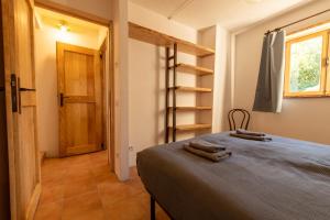 um quarto com uma cama e uma estante de livros em novanta nature retreat em Bibbiena