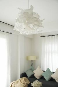sala de estar con sofá y lámpara de araña en Sewaro Homestay, 2BHK Suite, en Āīzawl
