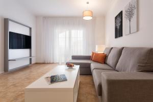 Телевизор и/или развлекательный центр в Ama Islantilla Resort