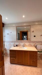bagno con lavandino e specchio di Villa Artegoikoa a Ibarrangelu