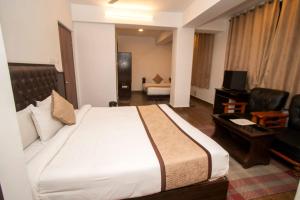 سرير أو أسرّة في غرفة في Tiara Regency Gangtok