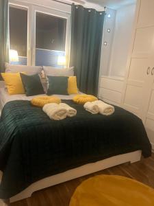 łóżko z ręcznikami w pokoju w obiekcie Nowy Bieżanów 73 w Krakowie