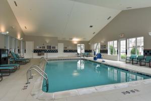 uma grande piscina num hospital em Residence Inn Charlotte Concord em Concord
