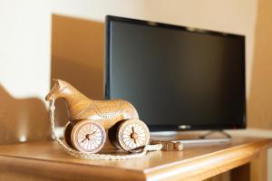 Leverogne RochefortMaison Godioz - Appartamento 7的坐在电视机前桌子上的青铜马钟 更多6张照片