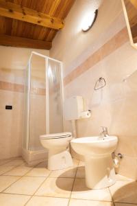 Leverogne RochefortMaison Godioz - Appartamento 7的带马桶和淋浴的浴室