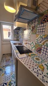 cocina con encimera y azulejos coloridos en Hybris Campo De' Fiori, en Roma