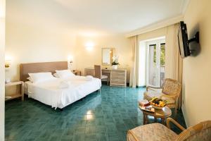 une chambre d'hôtel avec un lit et une table dans l'établissement Hotel Continental Mare, à Ischia