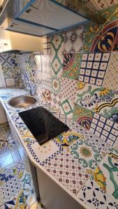 una cocina con encimera con azulejos coloridos en Hybris Campo De' Fiori, en Roma