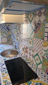 baño con lavabo y encimera con azulejos en Hybris Campo De' Fiori, en Roma