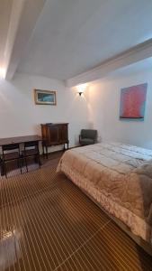1 dormitorio con cama, escritorio y piano en Hybris Campo De' Fiori, en Roma