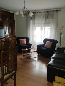 科瓦萊達的住宿－Piso Prado Verde，客厅配有两把椅子和一张桌子