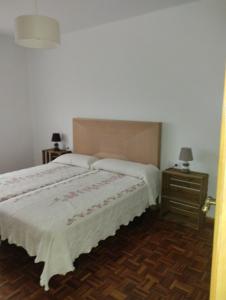 1 dormitorio con 1 cama grande y 2 mesitas de noche en Piso Prado Verde, en Covaleda