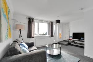 sala de estar con sofá y mesa en Saltdean Seaview 2 with Free on Street Parking, en Rottingdean