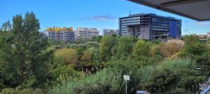 einen Blick auf Gebäude und Bäume in einer Stadt in der Unterkunft Spacieux T3 Standing Parking privé centre ville Montpellier in Montpellier