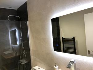 y baño con ducha, lavabo y espejo. en Ronda By Lixloft en el Centro Histórico y Cerca de la Plaza Mayor, en Salamanca