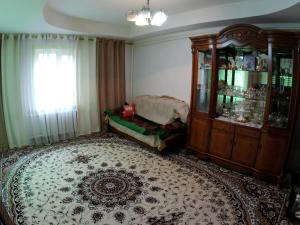 - un salon avec une armoire et un tapis dans l'établissement Zhany Borbor Nakta Bal, 