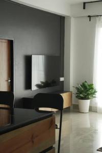una sala de estar con una mesa negra y una planta en Sewaro Homestay, Vista Suite., en Āīzawl