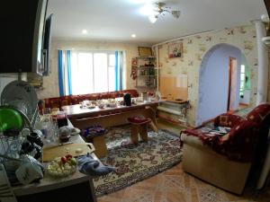 - un salon avec un canapé et une table dans l'établissement Zhany Borbor Nakta Bal, 