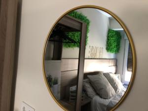- un miroir mural avec un lit dans la chambre dans l'établissement Ronda By Lixloft en el Centro Histórico y Cerca de la Plaza Mayor, à Salamanque