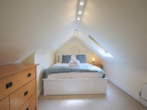 a small bedroom with a bed in a attic at Pass the Keys Cosey 3 Sleeper Flat in Winkfield in Winkfield