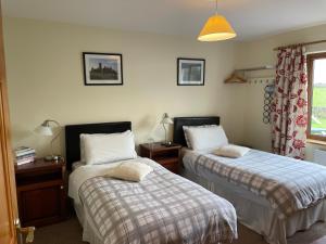 Rúm í herbergi á Corrib View Lodge
