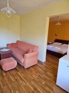 uma sala de estar com um sofá e uma cama em Forest Spring em Asenovgrad