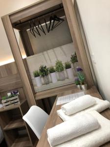 - une table avec deux chaises blanches et un miroir dans l'établissement Ronda By Lixloft en el Centro Histórico y Cerca de la Plaza Mayor, à Salamanque