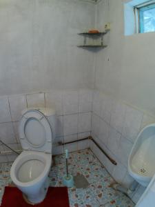 La salle de bains est pourvue de toilettes et d'un lavabo. dans l'établissement Zhany Borbor Nakta Bal, 