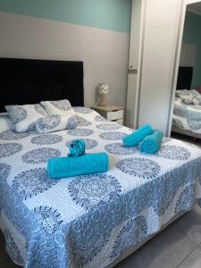 a bed with blue towels on top of it at Mi paraíso verde in Junín