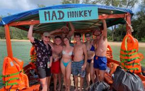 un groupe d'hommes posant une photo sur un bateau dans l'établissement Mad Monkey Koh Rong, à Koh Rong
