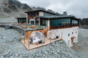 una casa en la cima de una montaña rocosa en CAPANNA PRESENA en Passo del Tonale