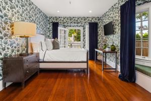 1 dormitorio con 1 cama con papel pintado azul y blanco en Montecito Hamptons Style Gated Resort - Steps from the Beach en Montecito