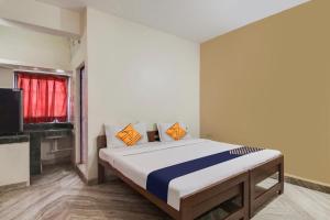 een slaapkamer met een groot bed in een kamer bij SPOT ON S.k Guest House in Calangute